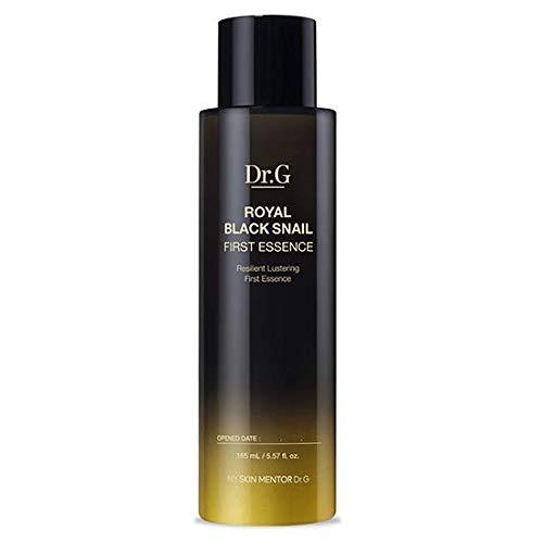 Imagem de Dr.G Royal Black Snail First Essence, contendo extrato de caracol negro, ideal para proporcionar hidratação intensa e regeneração da pele. Esta essência fortalece a barreira cutânea, deixando a pele radiante, saudável e macia. Produto adequado para todos os tipos de pele.