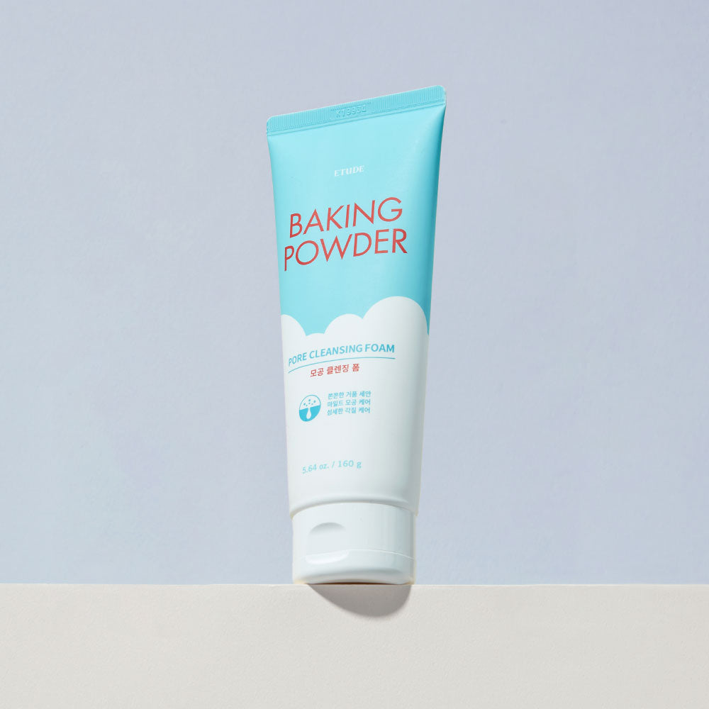 Imagem de ETUDE HOUSE Baking Powder Pore Cleansing Foam, com fórmula enriquecida com baking powder, ideal para esfoliar suavemente, remover impurezas e desobstruir poros. Este produto é perfeito para pele oleosa e mista, proporcionando uma sensação de frescor e limpeza profunda com cada uso. Ideal para controle de poros.