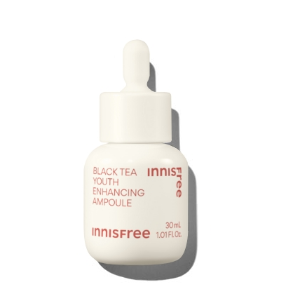 Imagem da Innisfree Black Tea Youth Enhancing Ampoule, formulada com extrato de chá preto, que ajuda a rejuvenescer e revitalizar a pele cansada. Ideal para todos os tipos de pele, proporcionando firmeza e luminosidade. Um tratamento intensivo que combate os sinais de envelhecimento e renova a aparência da pele.