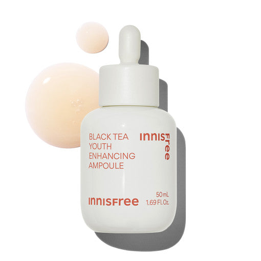 Imagem da Innisfree Black Tea Youth Enhancing Ampoule, formulada com extrato de chá preto, que ajuda a rejuvenescer e revitalizar a pele cansada. Ideal para todos os tipos de pele, proporcionando firmeza e luminosidade. Um tratamento intensivo que combate os sinais de envelhecimento e renova a aparência da pele.