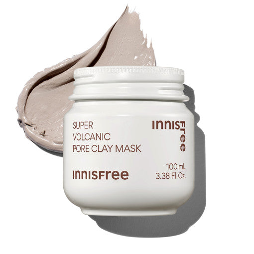 Imagem do Innisfree Super Volcanic Pore Clay Mask, formulado com cinzas vulcânicas que absorvem o excesso de oleosidade e purificam os poros, deixando a pele limpa e renovada. Ideal para peles oleosas e mistas, proporcionando uma pele suave, fresca e com menos cravos e poros visíveis.