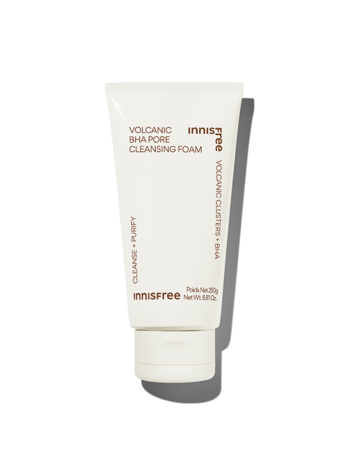 Imagem do Innisfree Volcanic BHA Pore Cleansing Foam, formulado com cinzas vulcânicas e BHA, que remove impurezas e células mortas, purificando e desobstruindo os poros. Ideal para peles oleosas e mistas, proporcionando uma limpeza profunda e controle da oleosidade, deixando a pele fresca e suave.