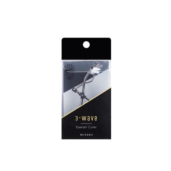 Imagem do MISSHA 3-Wave Eyelash Curler, projetado para curvar os cílios de forma precisa e natural, criando um olhar mais aberto e definido. Ideal para todos os tipos de cílios, proporcionando uma curvatura duradoura e elegante sem danificar ou quebrar os fios.