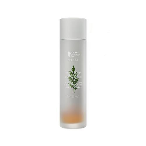 Imagem do MISSHA New Artemisia Calming Essence, com extrato de artemísia, que oferece alívio imediato para peles sensíveis e irritadas, proporcionando hidratação profunda e calma duradoura. Ideal para peles sensíveis ou com vermelhidão, promovendo uma aparência equilibrada e renovada.