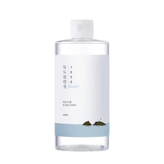 Imagem do ROUND LAB 1025 Dokdo Cleansing Water, formulado para remover suavemente impurezas e maquiagem sem irritar a pele. Ideal para todos os tipos de pele, especialmente sensíveis, proporcionando uma sensação refrescante e hidratada, deixando a pele limpa e equilibrada.