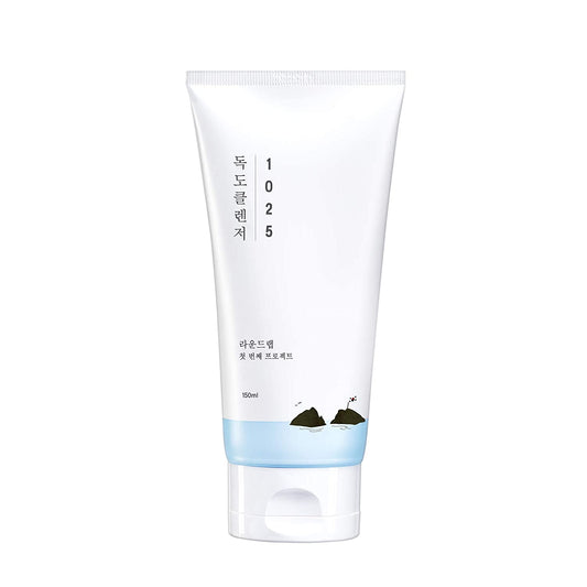 Imagem do Round Lab 1025 Dokdo Cleanser, formulado para limpar suavemente a pele sem ressecar, mantendo a hidratação natural e proporcionando uma sensação de frescor. Ideal para todos os tipos de pele, removendo impurezas e deixando a pele equilibrada e macia após cada uso.