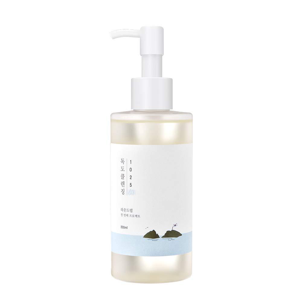 Imagem do Round Lab 1025 Dokdo Cleansing Oil, formulado para remover suavemente maquiagem e impurezas enquanto mantém a hidratação natural da pele, sem sensação oleosa. Ideal para todos os tipos de pele, deixando-a limpa, fresca e equilibrada após cada uso.