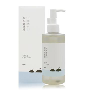 Imagem do Round Lab 1025 Dokdo Cleansing Oil, formulado para remover suavemente maquiagem e impurezas enquanto mantém a hidratação natural da pele, sem sensação oleosa. Ideal para todos os tipos de pele, deixando-a limpa, fresca e equilibrada após cada uso.