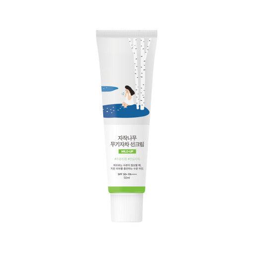 Imagem do Round Lab Birch Moisturizing Mild-Up Sunscreen, formulado para oferecer proteção UV de amplo espectro enquanto hidrata e acalma a pele. Ideal para peles sensíveis, proporcionando uma sensação leve e refrescante, sem deixar resíduos oleosos ou pesados.