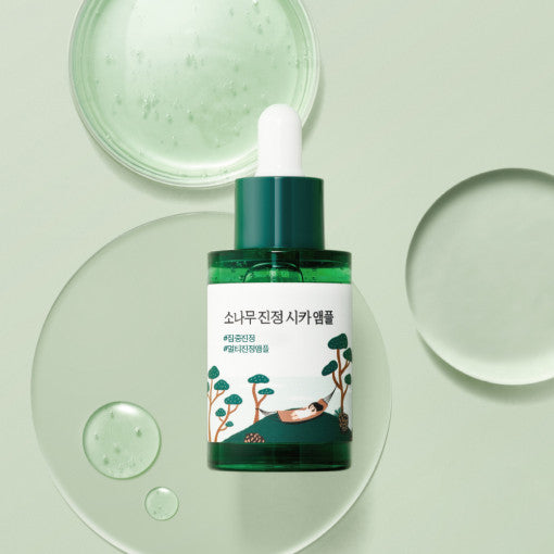 Imagem do Round Lab Pine Calming Cica Ampoule, formulado com cica e extrato de pinho, que acalma a pele sensível, reduzindo a vermelhidão e promovendo reparação intensiva. Ideal para todos os tipos de pele, especialmente as sensíveis e irritadas, deixando a pele equilibrada e suave.