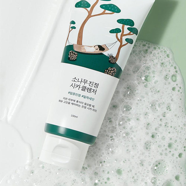 Imagem do Round Lab Pine Calming Cica Cleanser, formulado com cica e extrato de pinho, que limpa suavemente a pele enquanto acalma e reduz a irritação. Ideal para peles sensíveis, proporcionando uma sensação de frescor e equilíbrio, sem ressecar ou causar desconforto.