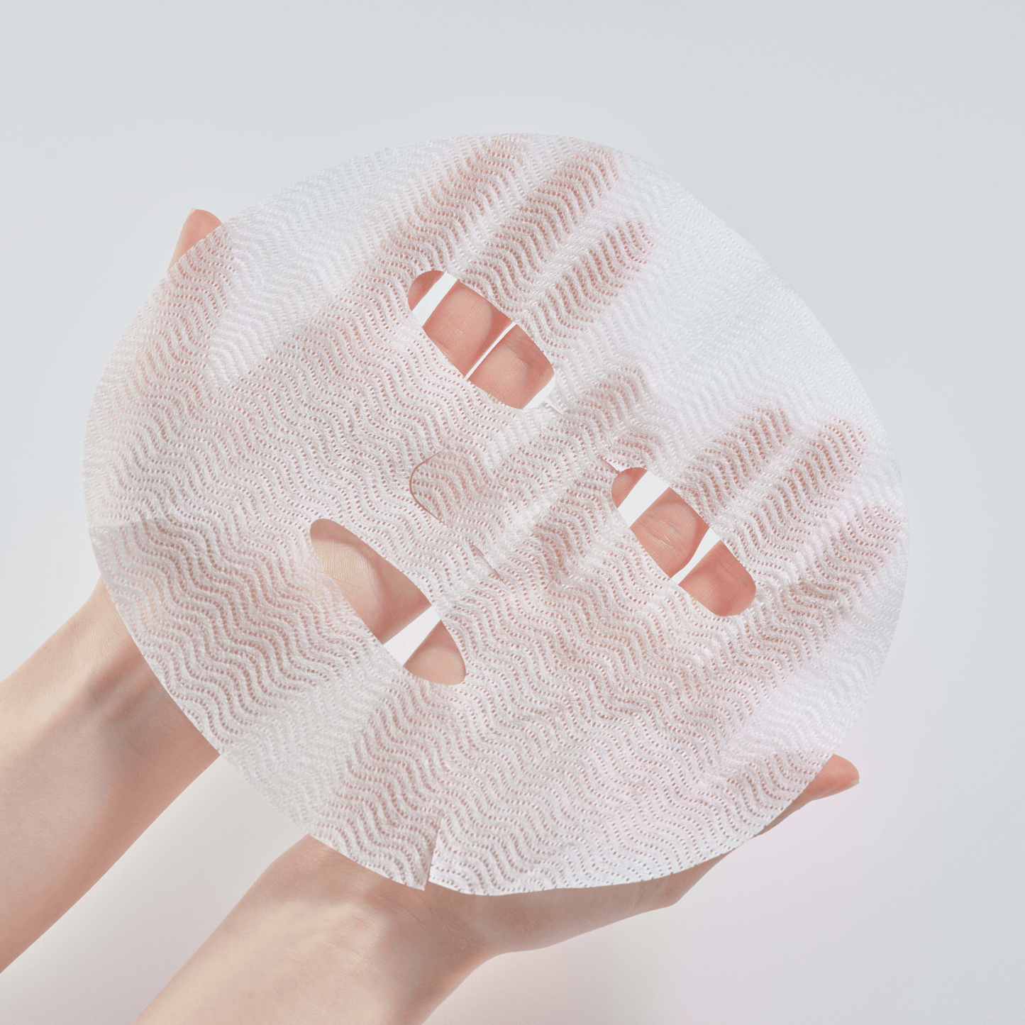 Imagem do Round Lab Pine Calming Cica Sheet Mask, enriquecida com cica e extrato de pinho, que acalma e hidrata profundamente a pele sensível e irritada. Ideal para todos os tipos de pele, proporcionando alívio imediato e uma sensação de frescor, deixando a pele suave e equilibrada.