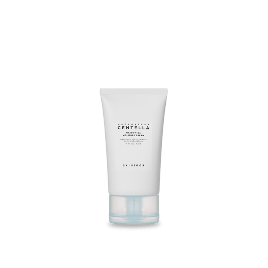 Imagem do SKIN1004 Hyalu-Cica Moisture Cream, formulado com ácido hialurônico e cica, que proporciona hidratação profunda e acalma a pele sensível, promovendo uma aparência suave e revitalizada. Ideal para todos os tipos de pele, especialmente as secas e irritadas.