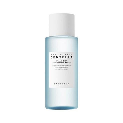 Imagem do SKIN1004 Madagascar Centella Hyalu-Cica Brightening Toner, formulado com ácido hialurônico e cica, que hidrata, ilumina e acalma a pele. Ideal para todos os tipos de pele, proporcionando luminosidade natural e um acabamento suave e equilibrado.