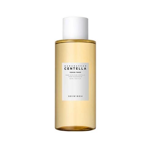 Imagem do SKIN1004 Madagascar Centella Toning Toner, formulado com centella asiática de Madagascar, que esfolia gentilmente enquanto hidrata e acalma a pele. Ideal para todos os tipos de pele, proporcionando uma aparência renovada, suave e equilibrada sem causar irritações.