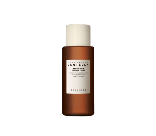 Imagem do SKIN1004 Probio-Cica Essence Toner, formulado com probióticos e cica, que hidrata e repara a barreira da pele, acalmando irritações e promovendo uma pele revitalizada e equilibrada. Ideal para todos os tipos de pele, especialmente as sensíveis e danificadas.