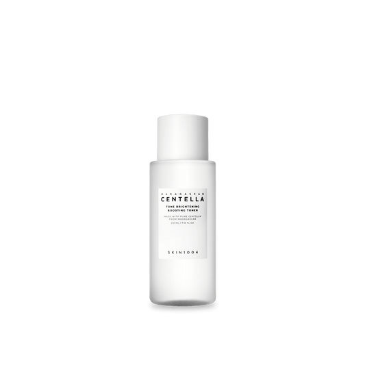 Imagem do SKIN1004 Tone Brightening Boosting Toner, que ilumina e hidrata profundamente a pele, preparando-a para melhor absorver os produtos seguintes. Ideal para todos os tipos de pele, promovendo uma aparência mais radiante e equilibrada