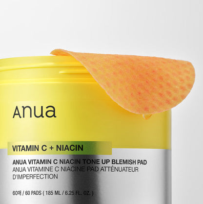 Imagem de Anua Vitamin C+Niacin Tone Up Blemish Pad, com fórmula vegana e clareadora, ideal para corrigir manchas escuras e uniformizar o tom da pele.